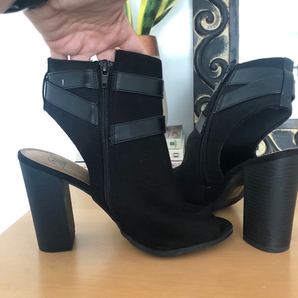 D Heart Black Buckle Bootie - Picture 1 of 8